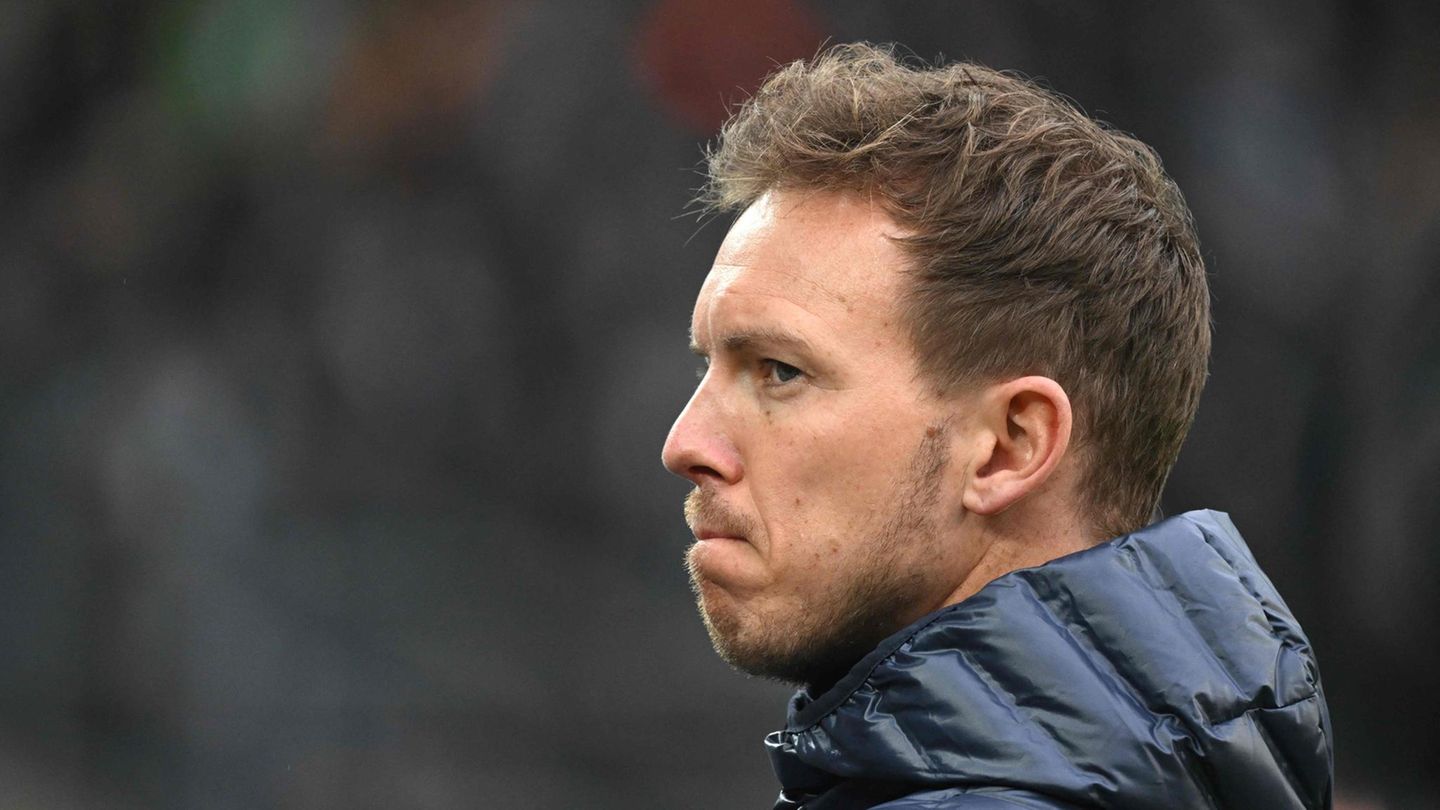 Julian Nagelsmann steht mit verkniffenem Mund im Freien. Er ist im Profil zu sehen