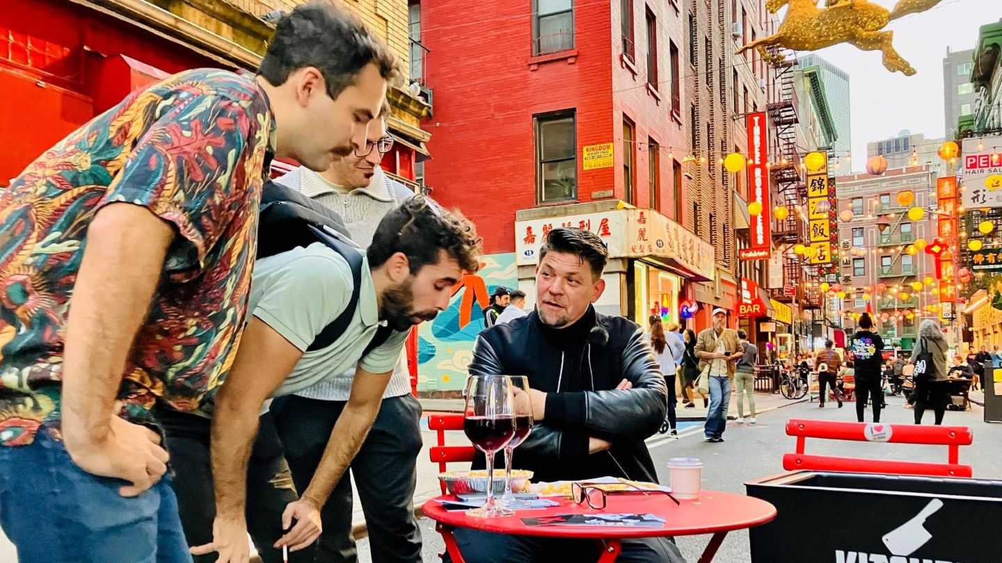 Tim Mälzer mit Passanten in NYC