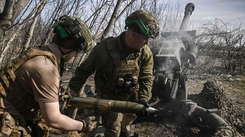 Kiewer Soldaten feuern mit einer US-Haubitze auf russische Truppen.