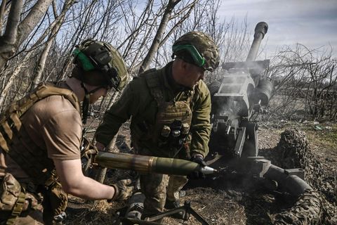 Kiewer Soldaten feuern mit einer US-Haubitze auf russische Truppen.