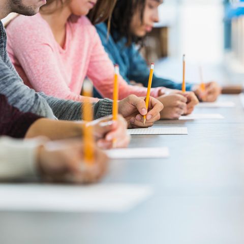Schüler schreiben einen Test.