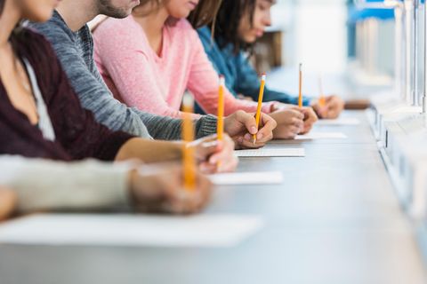 Schüler schreiben einen Test.