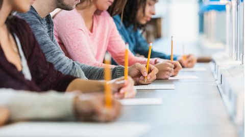 Schüler schreiben einen Test.