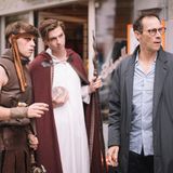 Marc Hosemann (r.) ist der Vermieter der Belton-Brüder. Er nötigt die beiden, seinen Sohn zu einem Mittelalter-Event zu begleiten - was in einem Desaster endet.
