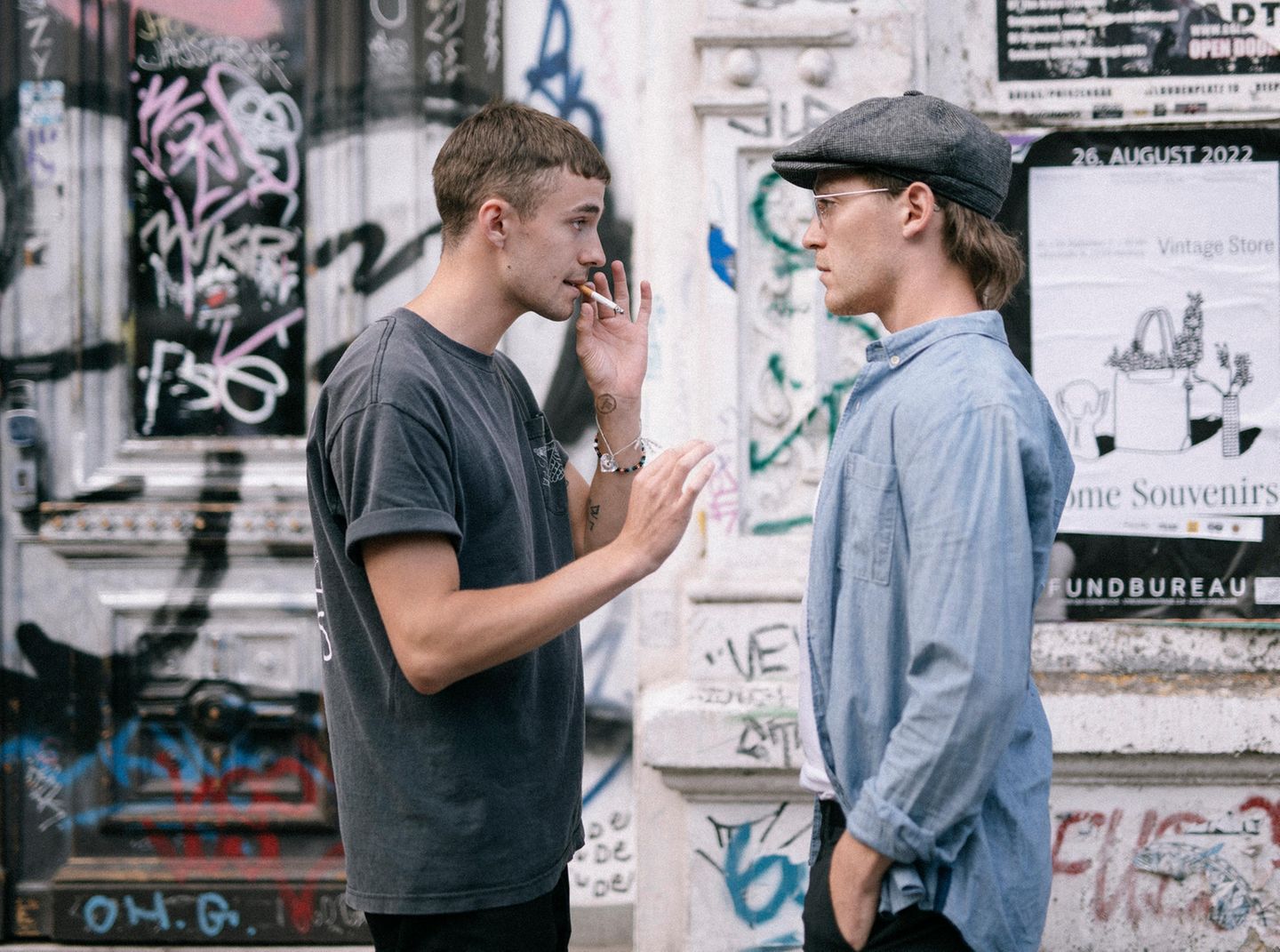 Jonas Nay ist hier wie im echten Leben ein erfolgreicher Schauspieler. Doch bei "Intimate" hat er nichts als Sex und Drogen im Kopf. 