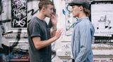 Jonas Nay ist hier wie im echten Leben ein erfolgreicher Schauspieler. Doch bei "Intimate" hat er nichts als Sex und Drogen im Kopf. 