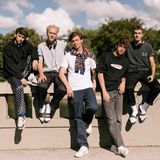 Sie kommen aus Hamburg, und hier spielt auch ihre Serie: "Intimate" wurde produziert, geschrieben und gedreht von Bruno Alexander, Emil und Oskar Belton, Max Mattis sowie Leo Fuchs. Die fünf Freunde haben sich für ihr Debüt jede Menge prominente Verstärkung geholt: Von Martin Brambach bis Christian Ulmen verstärken zahlreiche bekannte Schauspieler das Ensemble.