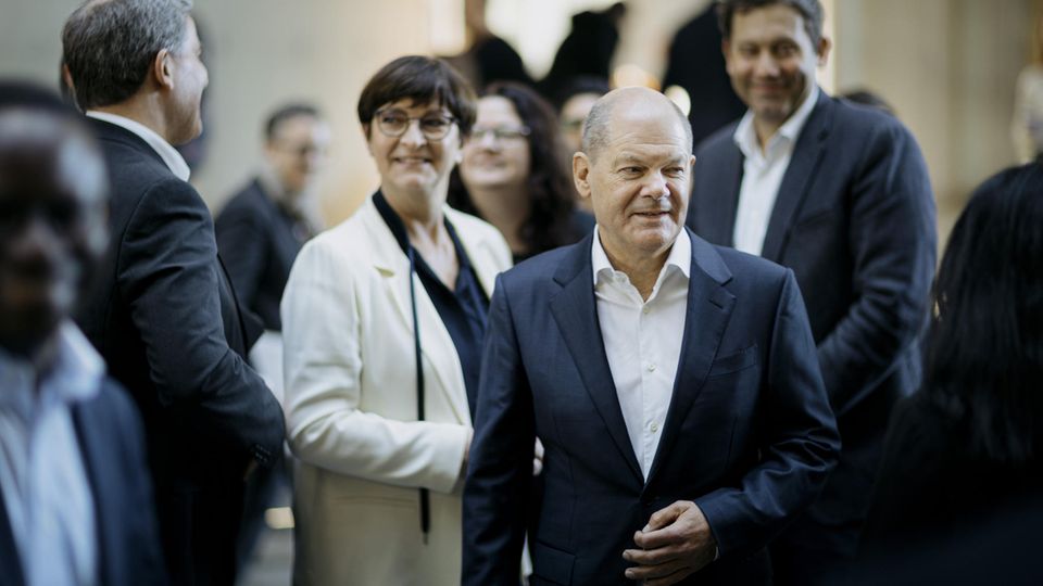 Bundeskanzler Olaf Scholz (M.) und die SPD-Vorsitzenden Saskia Esken und Lars Klingbeil (im Hintergrund)