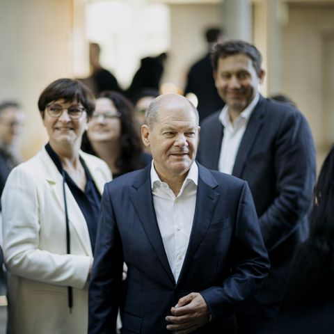 Bundeskanzler Olaf Scholz (M.) und die SPD-Vorsitzenden Saskia Esken und Lars Klingbeil (im Hintergrund)