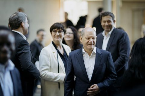 Bundeskanzler Olaf Scholz (M.) und die SPD-Vorsitzenden Saskia Esken und Lars Klingbeil (im Hintergrund)