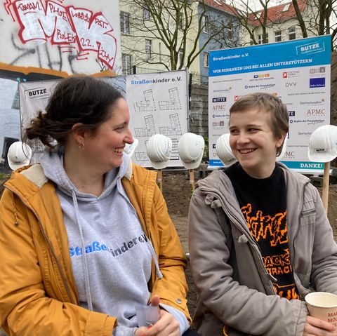 Victoria Utri mit Annika sitzen auf dem Gelände des Spatenstichs