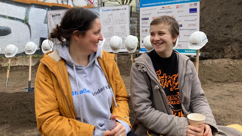 Victoria Utri mit Annika sitzen auf dem Gelände des Spatenstichs