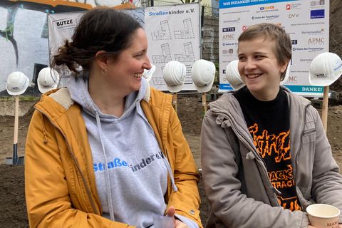 Victoria Utri mit Annika sitzen auf dem Gelände des Spatenstichs