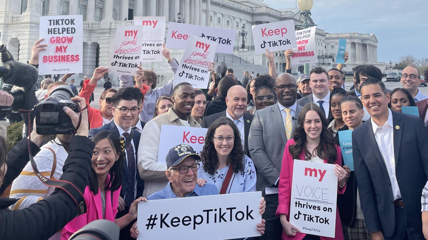 TikTok-Unterstützer protestieren auf dem Capitol Hill gegen ein Verbot der App TikTok-Unterstützer protestieren auf dem Capitol Hill gegen ein Verbot der App