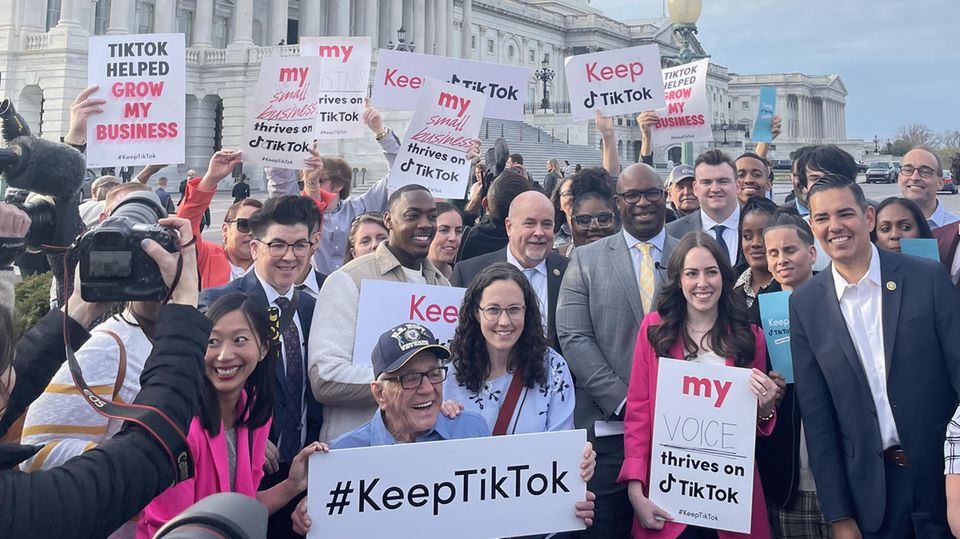 TikTok-Unterstützer protestieren auf dem Capitol Hill gegen ein Verbot der App