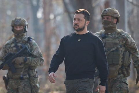 Ukraines Präsident Wolodymyr Selenskyj bei einem Besuch in Moschun