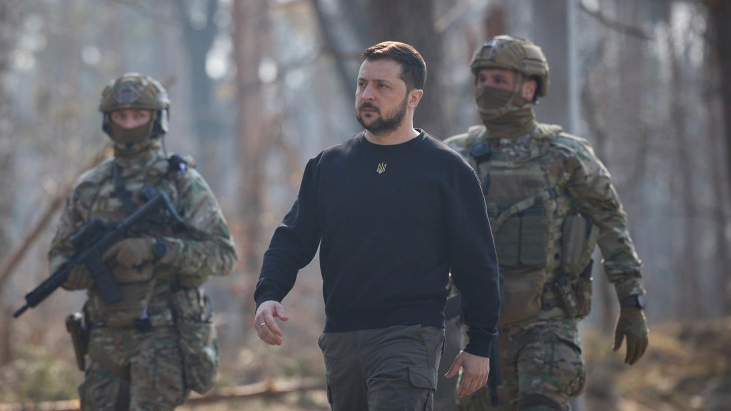 Ukraines Präsident Wolodymyr Selenskyj bei einem Besuch in Moschun