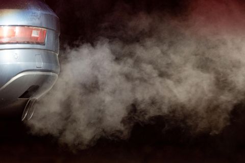 Fahrzeuge mit Verbrennungsmotor, die ausschließlich klimaneutralen Kraftstoffe tanken, können nach der Einigung zwischen Verkehrsminister Wissing und der EU auch nach 2035 neu zugelassen werden.