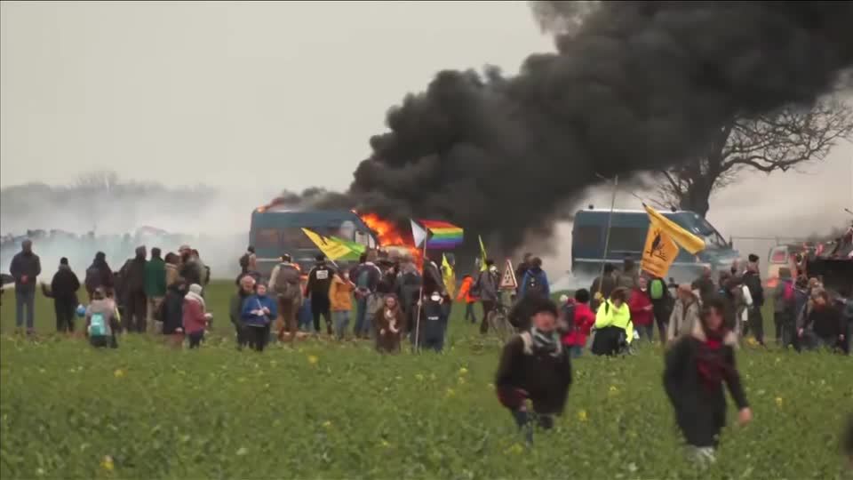 Video: Frankreich: Zusammenstöße bei Demonstrationen gegen ein Wasserreservoir