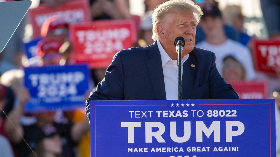 Donald Trump präsentierte sich bei der Veranstaltung im texanischen Waco als Unschuldslamm und schimpfte auf den Rechtsstaat