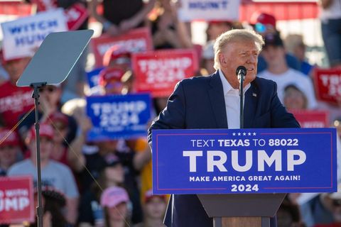 Donald Trump präsentierte sich bei der Veranstaltung im texanischen Waco als Unschuldslamm und schimpfte auf den Rechtsstaat