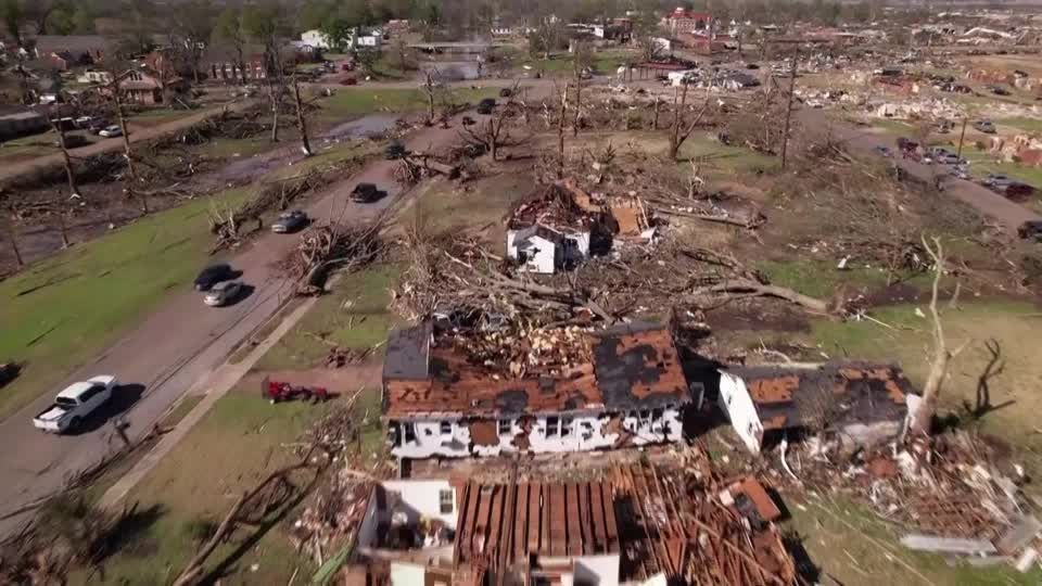 Video: Mississippi: Tödlicher Tornado hinterlässt eine Schneise der  Verwüstung