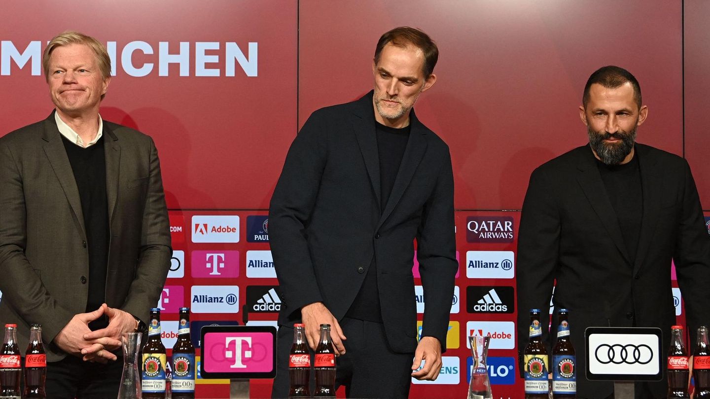 Bayern-Boss Oliver Kahn und Sportdirektor Hasan Salihamidzic (rechts) präsentieren den neuen Trainer Thomas Tuchel