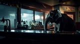 Es ist unglaublich, wie gut die KI Lichtstimmungen nachbilden kann. Wie hier: ein Elefant hinterm Tresen einer kleinen Bar.