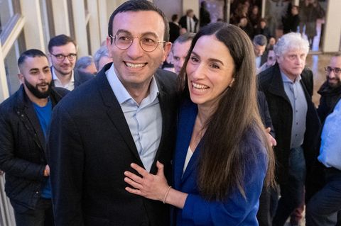 Der neue Frankfurter Oberbürgermeister Mike Josef feiert mit seiner Frau Chrisovalandou