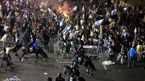 Israelische berittene Polizei treibt regierungskritische Demonstranten auseinander,