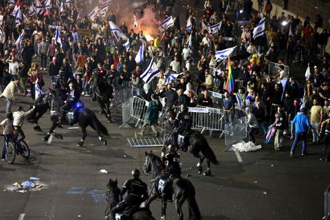 Israelische berittene Polizei treibt regierungskritische Demonstranten auseinander,