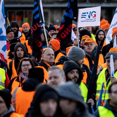 Angehörige der Gewerkschaft EVG Eisenbahn- und Verkehrsgewerkschaft stehen bei einer Kundgebung vor dem Hauptbahnhof in Duisburg