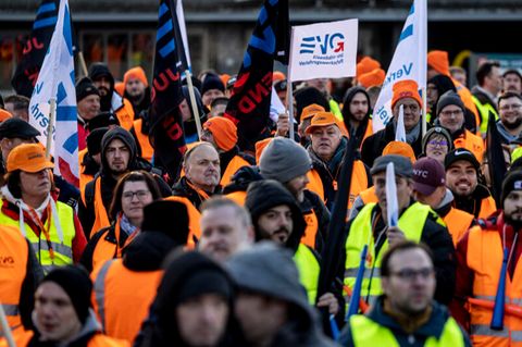 Angehörige der Gewerkschaft EVG Eisenbahn- und Verkehrsgewerkschaft stehen bei einer Kundgebung vor dem Hauptbahnhof in Duisburg