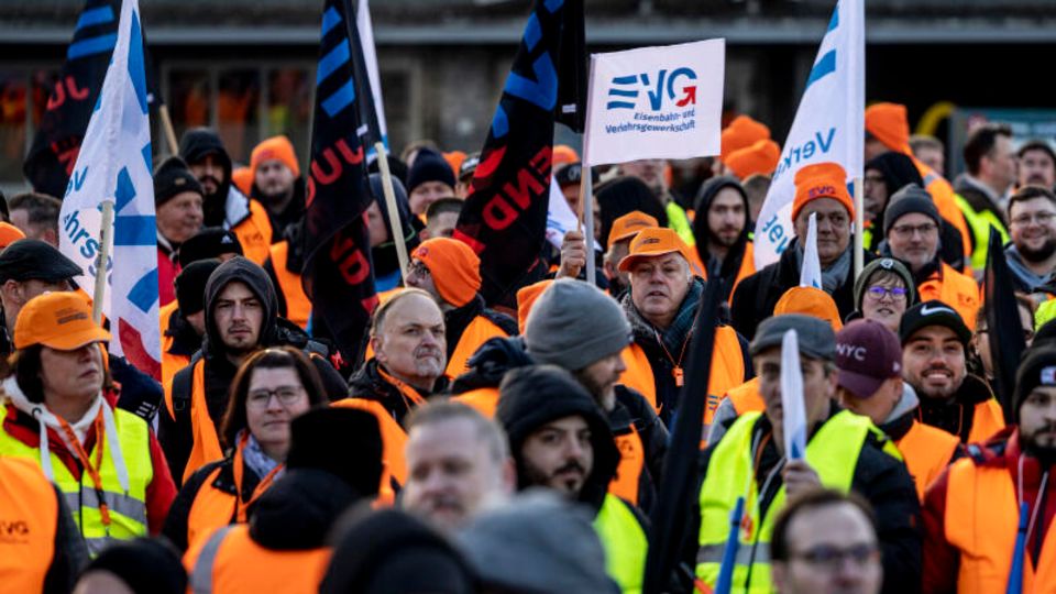 Angehörige der Gewerkschaft EVG Eisenbahn- und Verkehrsgewerkschaft stehen bei einer Kundgebung vor dem Hauptbahnhof in Duisburg