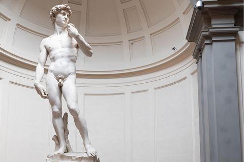 Die David-Statue von Michelangelo Buonarroti in der Galleria dell'Accademia in Florenz