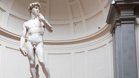 Die David-Statue von Michelangelo Buonarroti in der Galleria dell'Accademia in Florenz