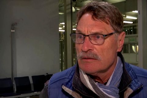 Ein äterer weißer Mann mit grauem Seitenscheitel und Schnurrbart macht ein ärgerliches Gesicht