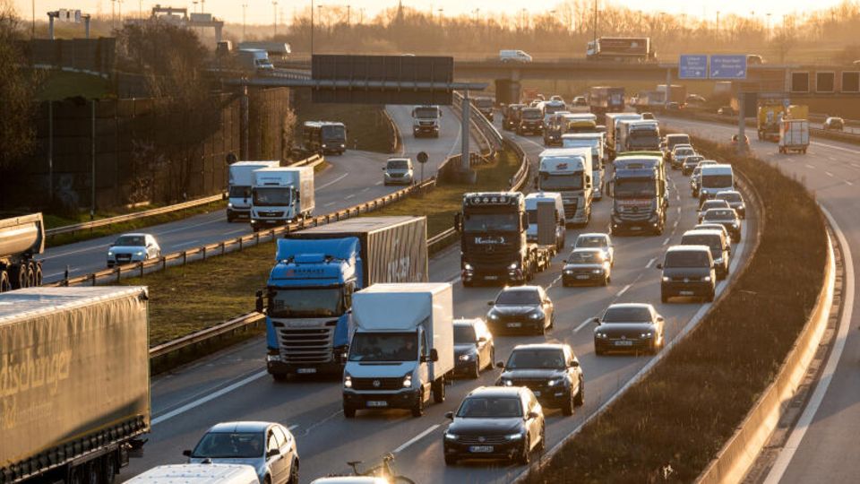 Zahlreiche Fahrzeuge fahren am Morgen über die Autobahn A1 bei Moorfleet