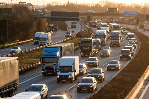 Zahlreiche Fahrzeuge fahren am Morgen über die Autobahn A1 bei Moorfleet