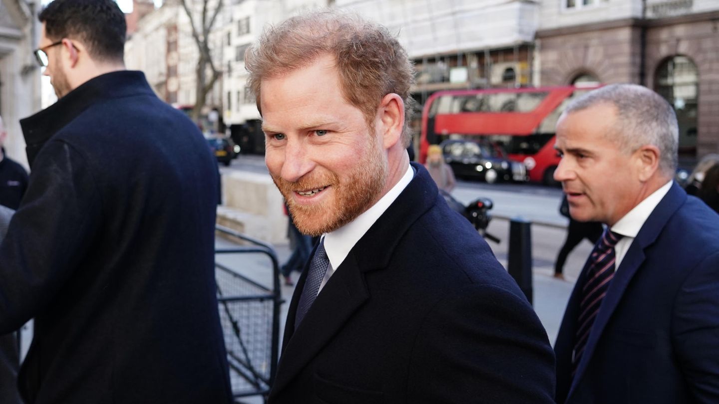 Prince Harry makes a surprise appearance in court in London