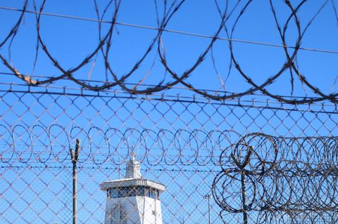 Stacheldraht umgibt das Jugendgefängnis in Darwin, Australien