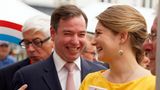 Baby-News im Großherzogtum Luxemburg: Guillaume und Stéphanie bekommen zweiten Jungen  Große Freude in Luxemburg: Erbgroßherzog Guillaume und Erbgroßherzogin Stéphanie sind zum zweiten Mal Eltern geworden. Wie der Palast mitteilt, hat die 39-Jährige um 10.04 Uhr einen gesunden Jungen zur Welt gebracht. Der kleine Prinz habe bei seiner Geburt 3.575 kg gewogen und sei 53 cm groß. Ihm und seiner Mutter gehe es gut. In der Verkündungsmeldung haben Guillaume und Stéphanie auch den Namen des Kleinen verraten: François Henri Luis Marie Guillaume. Woher der erste Vorname stammt, ist unklar. Im luxemburgischen Teil der Familie gibt es im engeren Kreis niemanden, der diesen Namen trägt, gleiches gilt für die belgische (mütterliche) Seite. Henri dagegen ist geläufig in der Großherzogfamilie, das Oberhaupt und damit der Großvater des Kleinen trägt ihn zum Beispiel. Louis – mit o – lautet der Name eines Onkels von François. Begrüßt wird der jüngste Spross der royalen Familie mit 21 Kanonenschüssen. Es ist davon auszugehen, dass er auch schon bald sein älteres Brüderchen, Prinz Charles, kennenlernt. Er kam am 10. Mai 2020 auf die Welt.