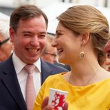 Baby-News im Großherzogtum Luxemburg: Guillaume und Stéphanie bekommen zweiten Jungen  Große Freude in Luxemburg: Erbgroßherzog Guillaume und Erbgroßherzogin Stéphanie sind zum zweiten Mal Eltern geworden. Wie der Palast mitteilt, hat die 39-Jährige um 10.04 Uhr einen gesunden Jungen zur Welt gebracht. Der kleine Prinz habe bei seiner Geburt 3.575 kg gewogen und sei 53 cm groß. Ihm und seiner Mutter gehe es gut. In der Verkündungsmeldung haben Guillaume und Stéphanie auch den Namen des Kleinen verraten: François Henri Luis Marie Guillaume. Woher der erste Vorname stammt, ist unklar. Im luxemburgischen Teil der Familie gibt es im engeren Kreis niemanden, der diesen Namen trägt, gleiches gilt für die belgische (mütterliche) Seite. Henri dagegen ist geläufig in der Großherzogfamilie, das Oberhaupt und damit der Großvater des Kleinen trägt ihn zum Beispiel. Louis – mit o – lautet der Name eines Onkels von François. Begrüßt wird der jüngste Spross der royalen Familie mit 21 Kanonenschüssen. Es ist davon auszugehen, dass er auch schon bald sein älteres Brüderchen, Prinz Charles, kennenlernt. Er kam am 10. Mai 2020 auf die Welt.