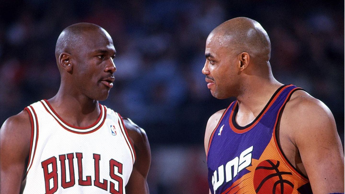 Michael Jordan (l.) und Charles Barkley im März 1993 bei einem Spiel der Chicago Bulls gegen die Phoenix Suns