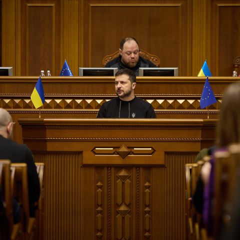 Der ukrainische Präsident Wolodymyr Selenskyj nimmt an der Plenarsitzung der Werchowna Rada