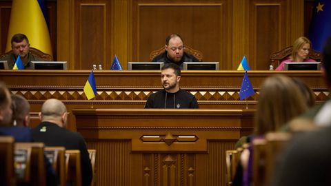 Der ukrainische Präsident Wolodymyr Selenskyj nimmt an der Plenarsitzung der Werchowna Rada
