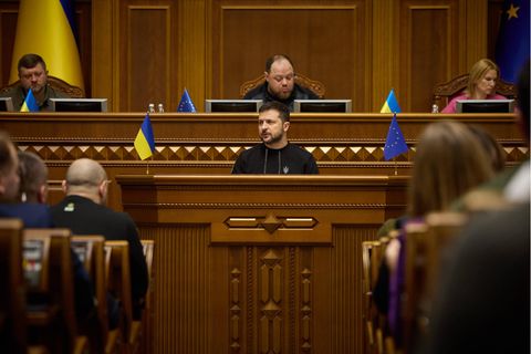 Der ukrainische Präsident Wolodymyr Selenskyj nimmt an der Plenarsitzung der Werchowna Rada