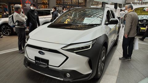 Besucher schauen sich das Elektroauto Subaru Solterra auf einer Ausstellung an