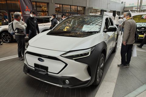 Besucher schauen sich das Elektroauto Subaru Solterra auf einer Ausstellung an