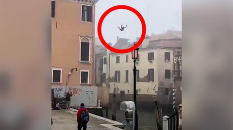 Venedig: Mann springt aus dem dritten Stock in einen Kanal